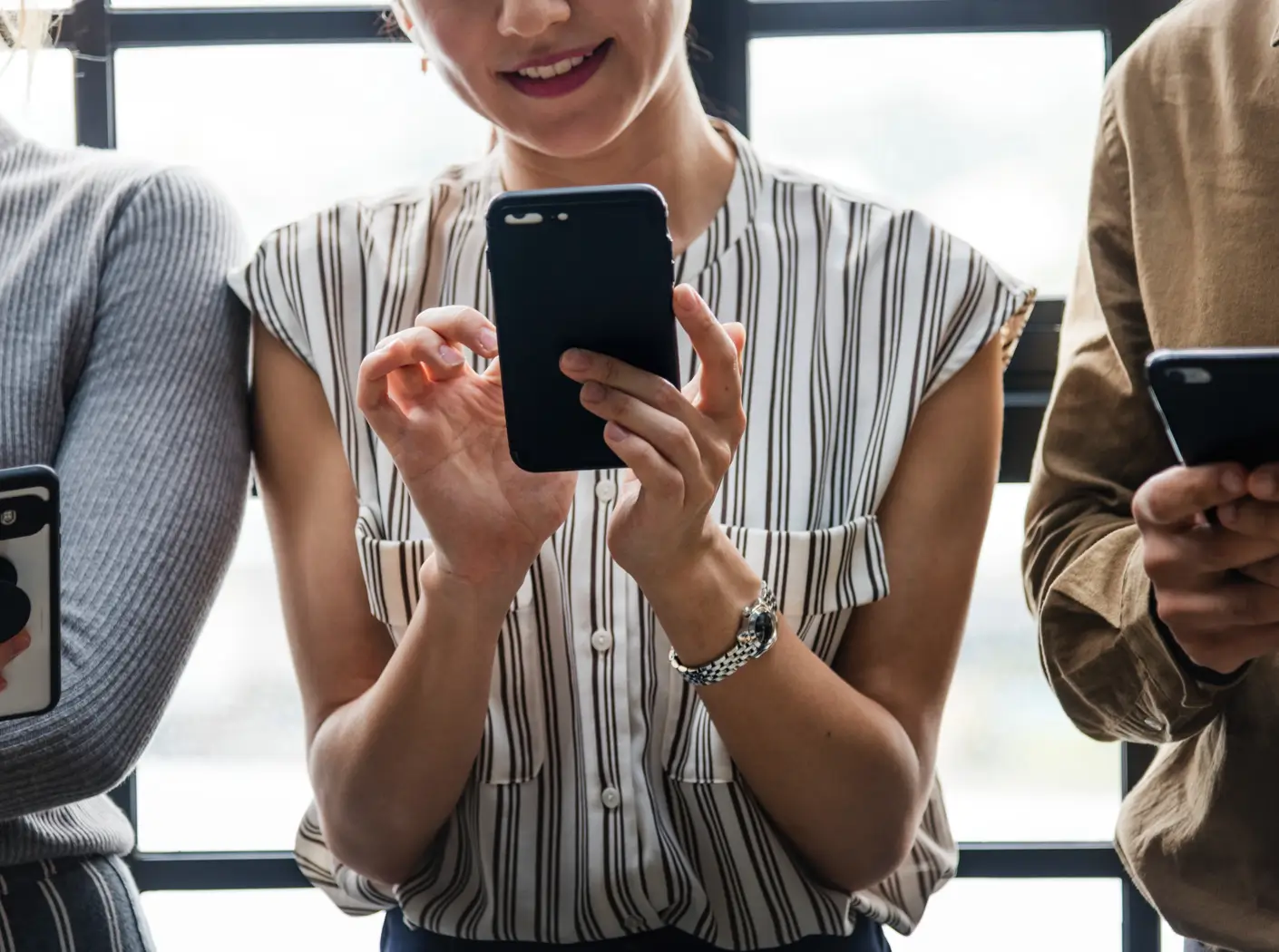 Woman using her RaceTrac Rewards app.